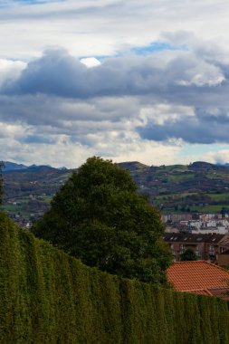 Önce yağmur yağmur bulutları zıt içinde açık havada dağ. Güzel güzel manzara, çarpıcı olumlu görünümü, seyahat