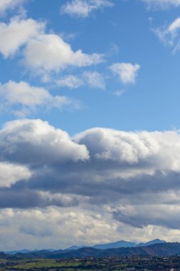 Önce yağmur yağmur bulutları zıt içinde açık havada dağ. Güzel güzel manzara, çarpıcı olumlu görünümü, seyahat
