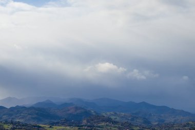 Önce yağmur yağmur bulutları zıt içinde açık havada dağ. Güzel güzel manzara, çarpıcı olumlu görünümü, seyahat