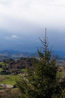 Arka planda dağlar, alanlar ve thunderclouds yamaç çeki düzen vermek