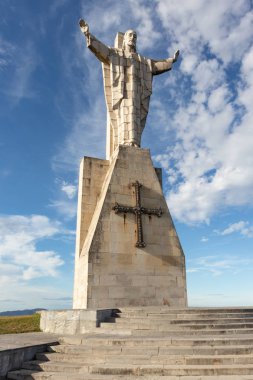 İsa Kutsal Kalp Oviedo İspanya güneşli gökyüzü güzel bulutlar, olumlu bir dini görünüm ile zemin karşı anıt