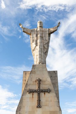 İsa Kutsal Kalp Oviedo İspanya güneşli gökyüzü güzel bulutlar, olumlu bir dini görünüm ile zemin karşı anıt