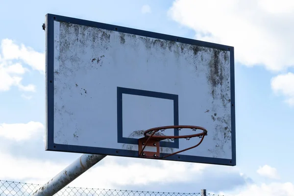 Gökyüzüne karşı eski bir sokak basketbol ringi