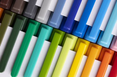 Beyaz ambalajın üzerinde çapraz, pozitif öğrenme koydu, çok renkli işaretleyicileri