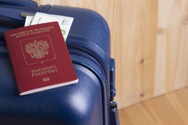 Euro ve mavi bir çanta ile Rus uluslararası pasaport hazır için bir iş ya da tatil gezi Yurtdışı.