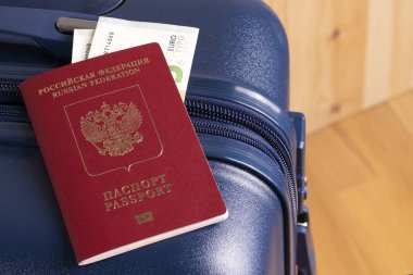 Euro ve mavi bir çanta ile Rus uluslararası pasaport hazır için bir iş ya da tatil gezi Yurtdışı.