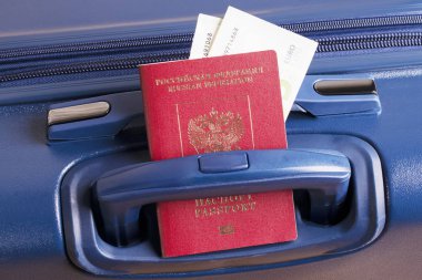 Euro ve mavi bir çanta ile Rus uluslararası pasaport hazır için bir iş ya da tatil gezi Yurtdışı.