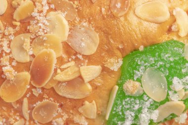 İspanyol tipik Epiphany Roscon de Reyes meyve, arka plan ile pasta