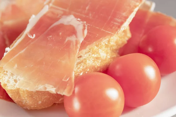 스페인 이탈리아 Crudo 모양의 접시에 토마토와 다진된 레이어 매크로 — 스톡 사진