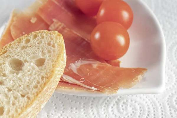 스페인 이탈리아 Crudo 모양의 접시에 토마토와 다진된 레이어 매크로 — 스톡 사진