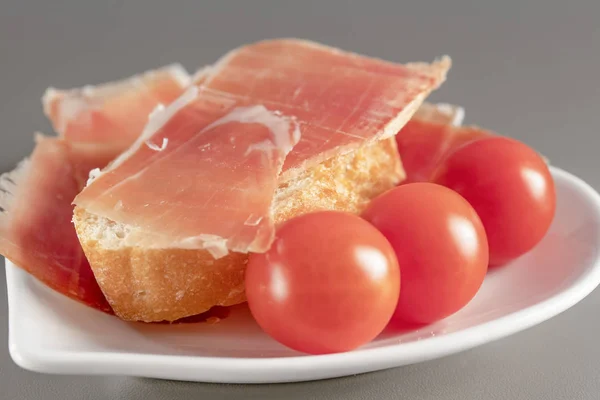 스페인 이탈리아 Crudo 모양의 접시에 토마토와 다진된 레이어 매크로 — 스톡 사진