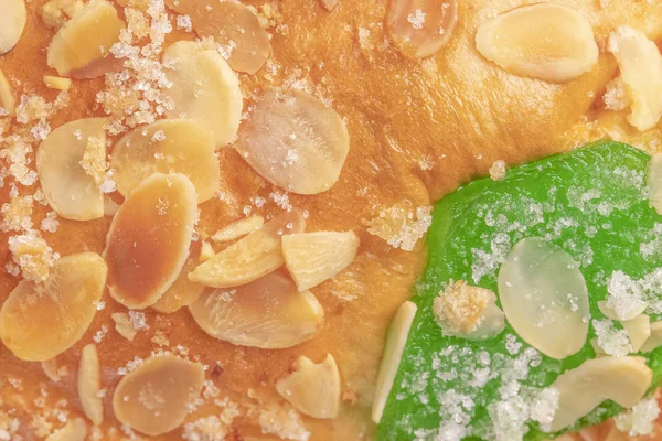 İspanyol tipik Epiphany Roscon de Reyes meyve, arka plan ile pasta