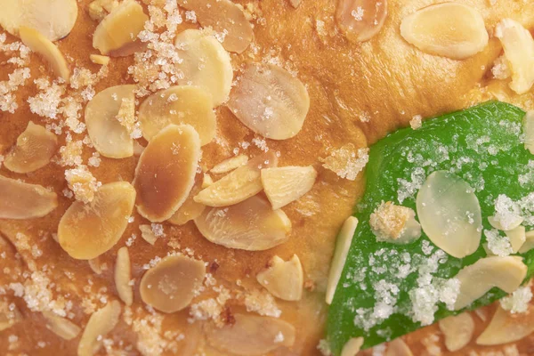 İspanyol tipik Epiphany Roscon de Reyes meyve, arka plan ile pasta