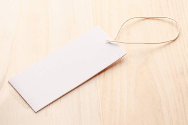 Eski ahşap masa arka plan üzerinde fiyat etiketi