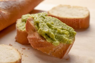 Gevrek iştah açıcı krem yararlı avacado doğranmış bir gemide krem ile taze baget sandviç. Dağınık kırıntıları ile