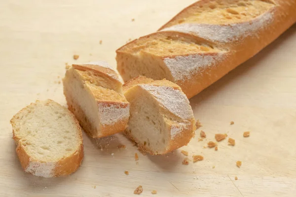 Pan Baguette Fresco Crujiente Apetitoso Una Mesa Madera Con Migajas — Foto de Stock