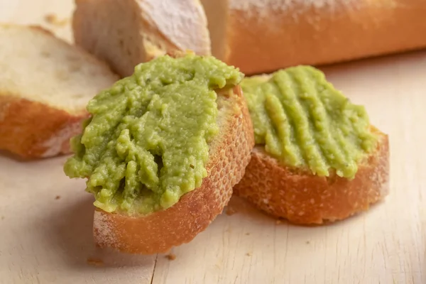 유용한 Avacado 다진된 보드에 크림으로 신선한 빵에서 바삭한 샌드위치 흩어져있는 — 스톡 사진