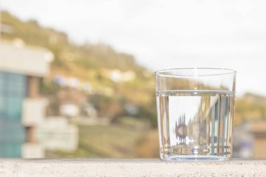 Bir şehir sokak arka plan üzerine açık su