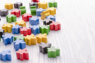 Çok renkli ahşap rakamlar yıldız şeklinde. Kurulu oyunun bölümleri. Liderlik becerileri. Mantık kalkınma. Bir numara, kazanan ve kaybeden. Arka ve ön arka planda bulanıklık.