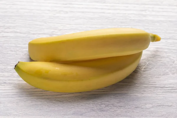 Сладкие Спелые Бананы Белом Деревянном Столе — стоковое фото