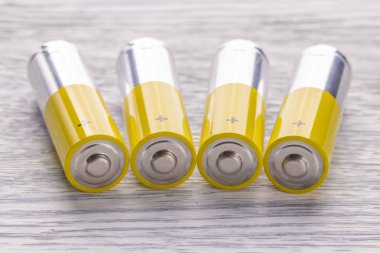 AA süt eski bir beyaz tahta masada yalan. Enerji kavramı