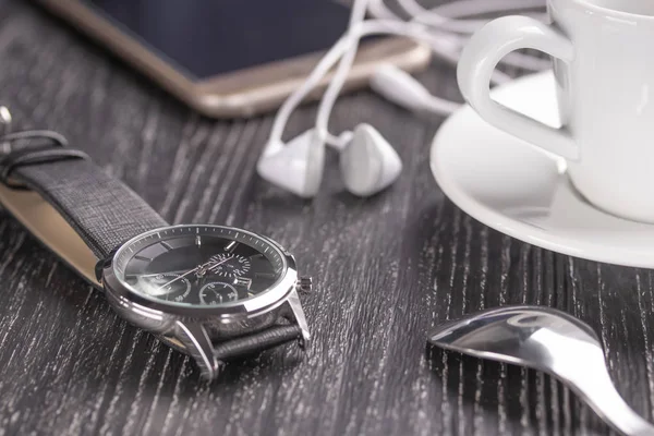 Reloj Pulsera Teléfono Móvil Con Auriculares Una Taza Café Una — Foto de Stock