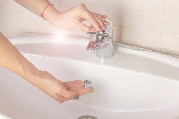 Vinç aerator tamiri. Mevduat üzerinden aerator arıtma. Kızın el eski bir kirli kireçtaşı aerator Mikser elinde tutar. Mikser onarım teknoloji