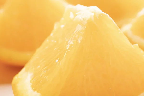 Vers Gesneden Sinaasappelen Een Gestippelde Bruin Plaat Macro Met Selectieve — Stockfoto
