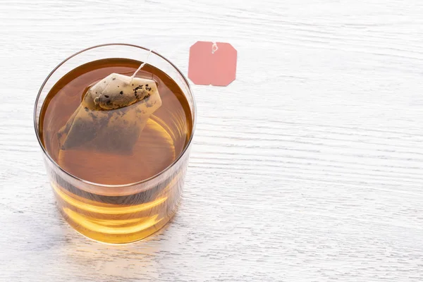 Tea Bag Egy Üveg Átlátszó Csésze Meleg Víz Fehér Tábla — Stock Fotó