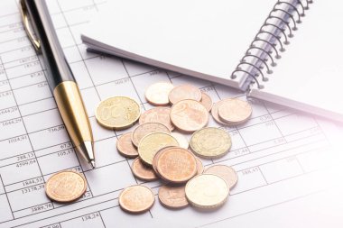 Euro euro sikkeleri üzerinde eski siyah ahşap masa yığını. Kalem, defter ve numaraları ile Muhasebe belgeleri