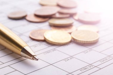 Euro euro sikkeleri üzerinde eski siyah ahşap masa yığını. Kalem ve numaraları ile Muhasebe belgeleri