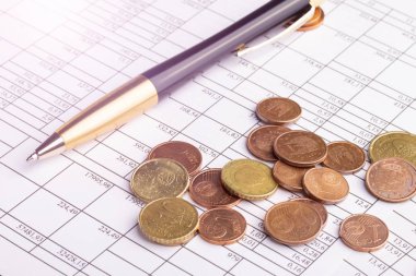 Euro euro sikkeleri üzerinde eski siyah ahşap masa yığını. Kalem ve numaraları ile Muhasebe belgeleri