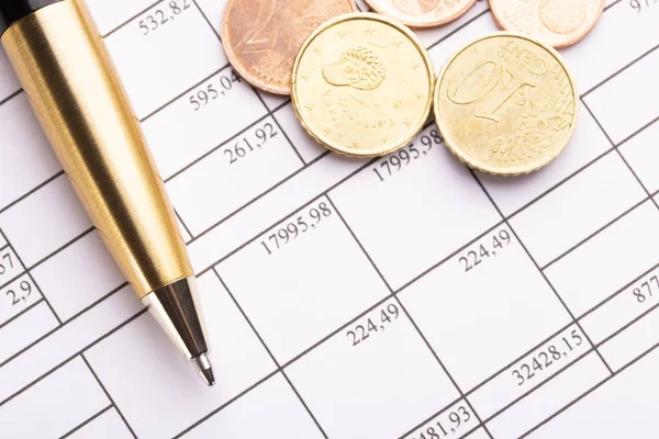 Euro euro sikkeleri üzerinde eski siyah ahşap masa yığını. Kalem ve numaraları ile Muhasebe belgeleri