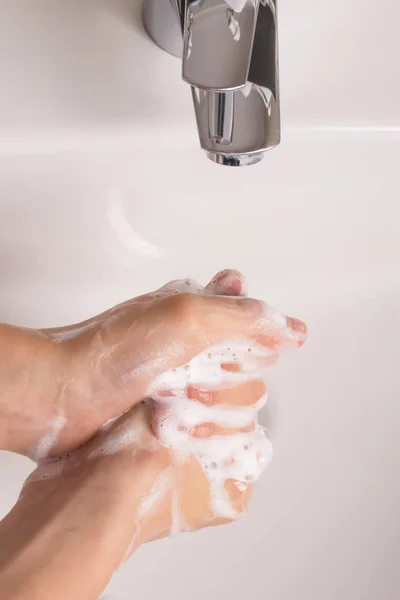 Genç lavaboya banyoda sabunla ellerini yıkar. — Stok fotoğraf