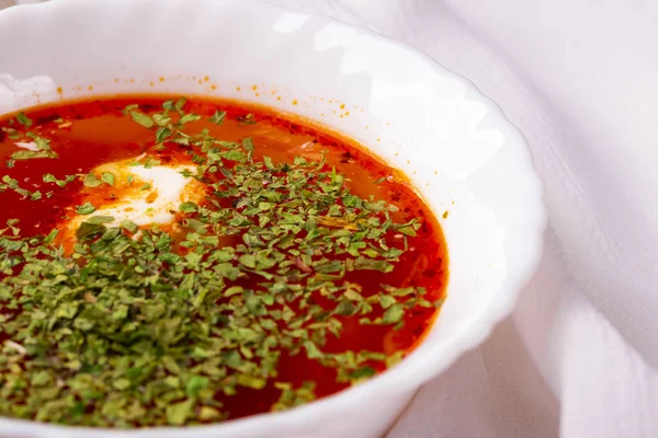 Borsch ruso y ucraniano con crema agria y perejil. Toalla blanca hermosa toalla . —  Fotos de Stock