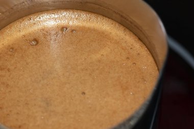 Turk kahve ocakta pişirilir.