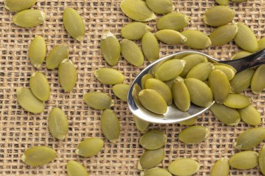 Kabak Çekirdeği veya pips üzerinde bir tatlı kaşığı