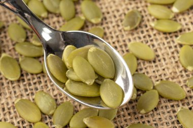 Kabak Çekirdeği veya pips üzerinde bir tatlı kaşığı