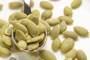 Üzerine bir tatlı kaşığı soyulmuş kabak çekirdeği