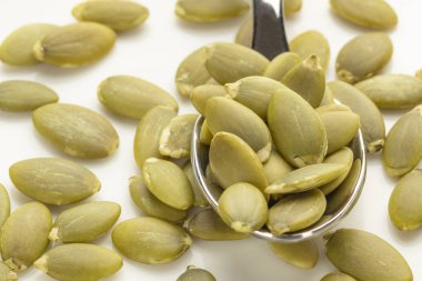 Üzerine bir tatlı kaşığı soyulmuş kabak çekirdeği