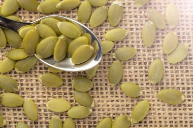 Kabak Çekirdeği veya pips üzerinde bir tatlı kaşığı