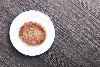 Mavi yüzük ile beyaz bir plaka üzerinde dana pirzola.