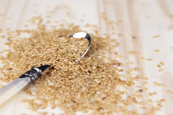 Semillas de lino apiladas en una cuchara — Foto de Stock