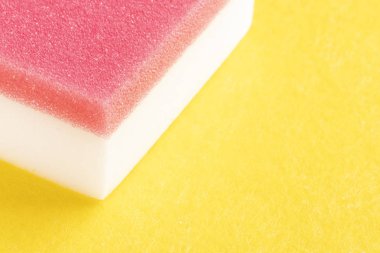 Sarı madde üzerinde yıkama için kırmızı-beyaz sünger