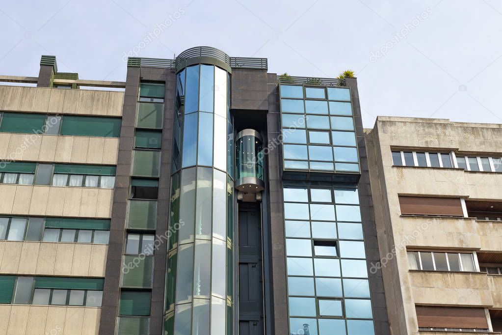 Transparent exterior building elevator