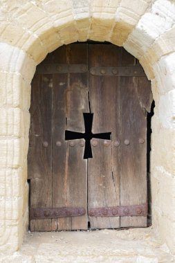 Ahşap kepenkler ve oyma haç ile bir Katolik kilisesinin Kemer pencere