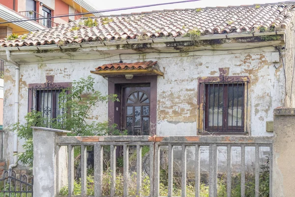 Harap bir çitin arkasında terk edilmiş terk edilmiş ev