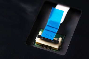 İşlemci elektronik kart üzerinde bilgisayar konektörü ve kablosu.