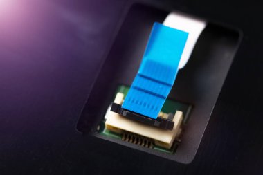 İşlemci elektronik kart üzerinde bilgisayar konektörü ve kablosu.