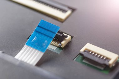 İşlemci elektronik kart üzerinde bilgisayar konektörü ve kablosu.